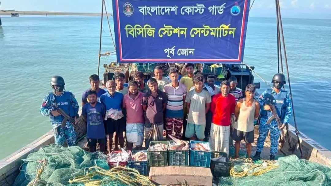 সেন্টমার্টিনে অবৈধ ট্রলিং বোট ও জালসহ ১৭ জেলে আটক