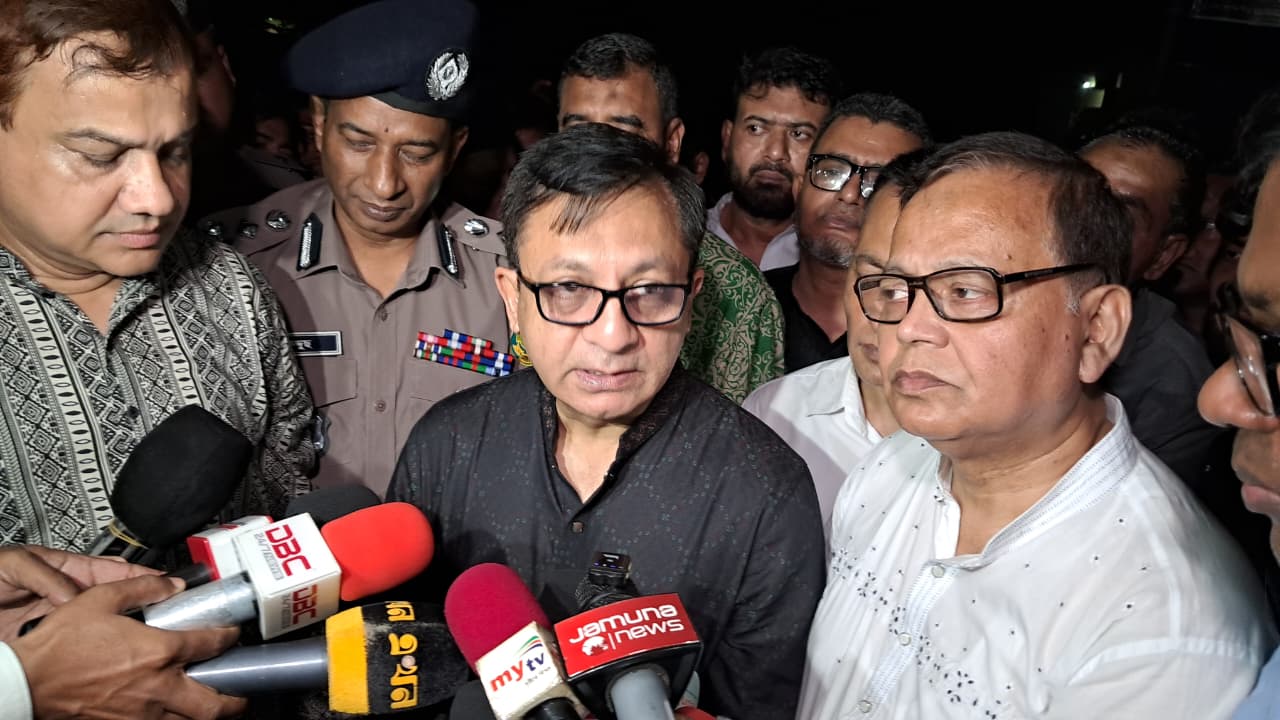শিশু ফাহিমার বাসায় বাণিজ্যমন্ত্রী খন্দকার মুক্তাদির