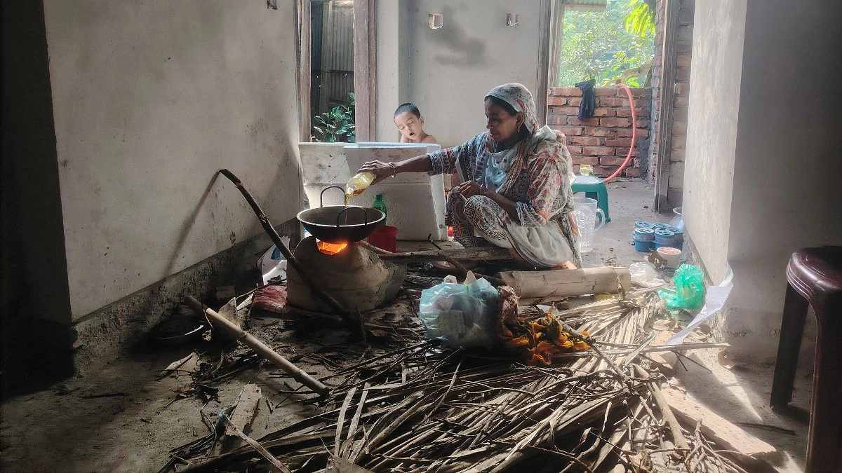 গ্যাস সংকট: মাটির চুলার লাকড়ি-অটোর বাড়তি ভাড়ায় পকেটে টান