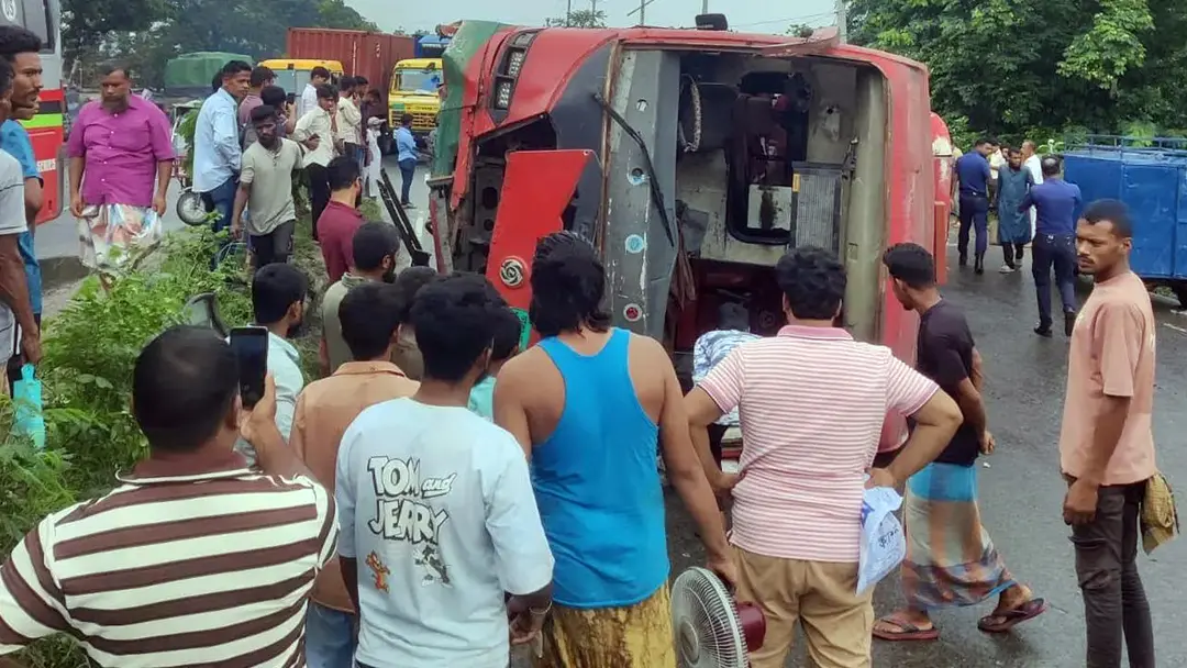 নিয়ন্ত্রণ হারিয়ে মহাসড়কে উল্টে গেল বিআরটিসি বাস, আহত ১২