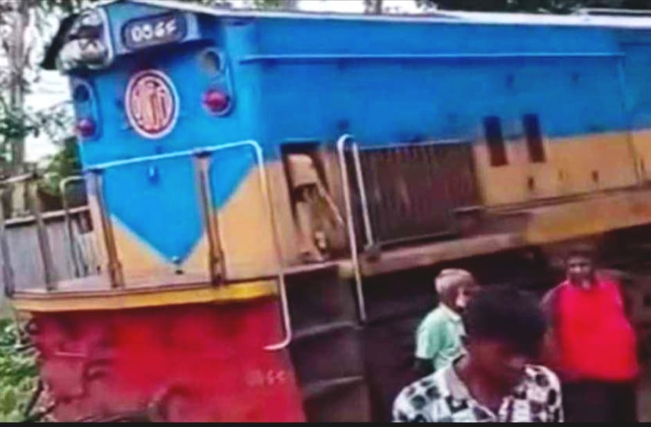 একই লাইনে দুই ট্রেন, আতঙ্কে লাফিয়ে আহত ৪