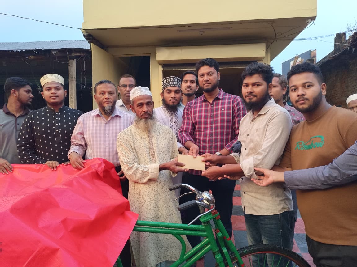 মীরসরাইয়ে স্বপ্নতরী-৭১-এর ‘স্বাবলম্বীকরণ প্রকল্প-৩’: অসহায় নব-মুসলিমকে ভ্যানগাড়ি প্রদান