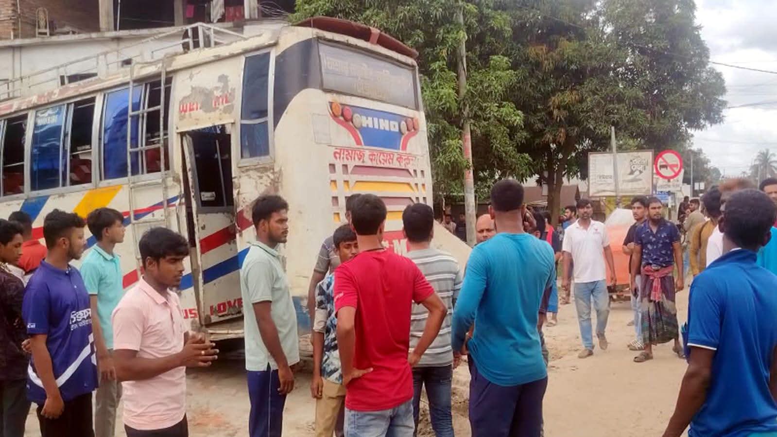 নড়াইলে মহাসড়ক পার হওয়ার সময় বাসের ধাক্কায় বৃদ্ধ নিহত