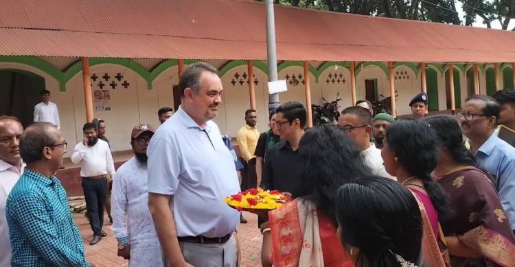 কান্তনগর মন্দিরে মার্কিন রাষ্ট্রদূত, মুগ্ধ টেরাকোটার কারুকাজে