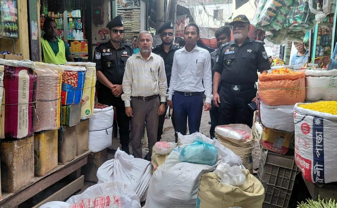 ভোলায় ভ্রাম্যমান আদালতের অভিযানে পলিথিন জব্দ, তিন দোকান সিলগালা