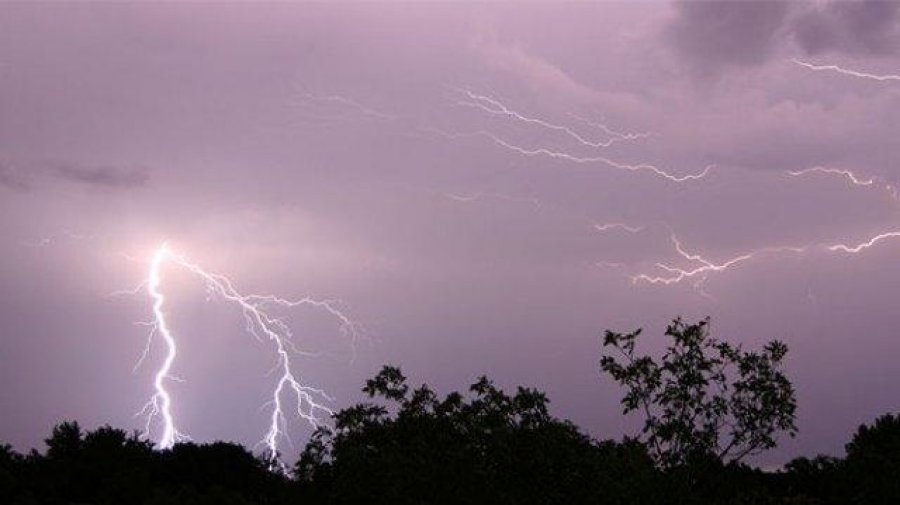 বজ্রপাতের সময় করণীয় জানালো আবহাওয়া অধিদফতর