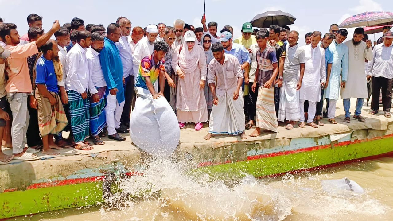 ফরিদপুরে পদ্মার ভাঙন রোধে ১১২ মিটার জিও ব্যাগ ফেলার কাজ উদ্বোধন