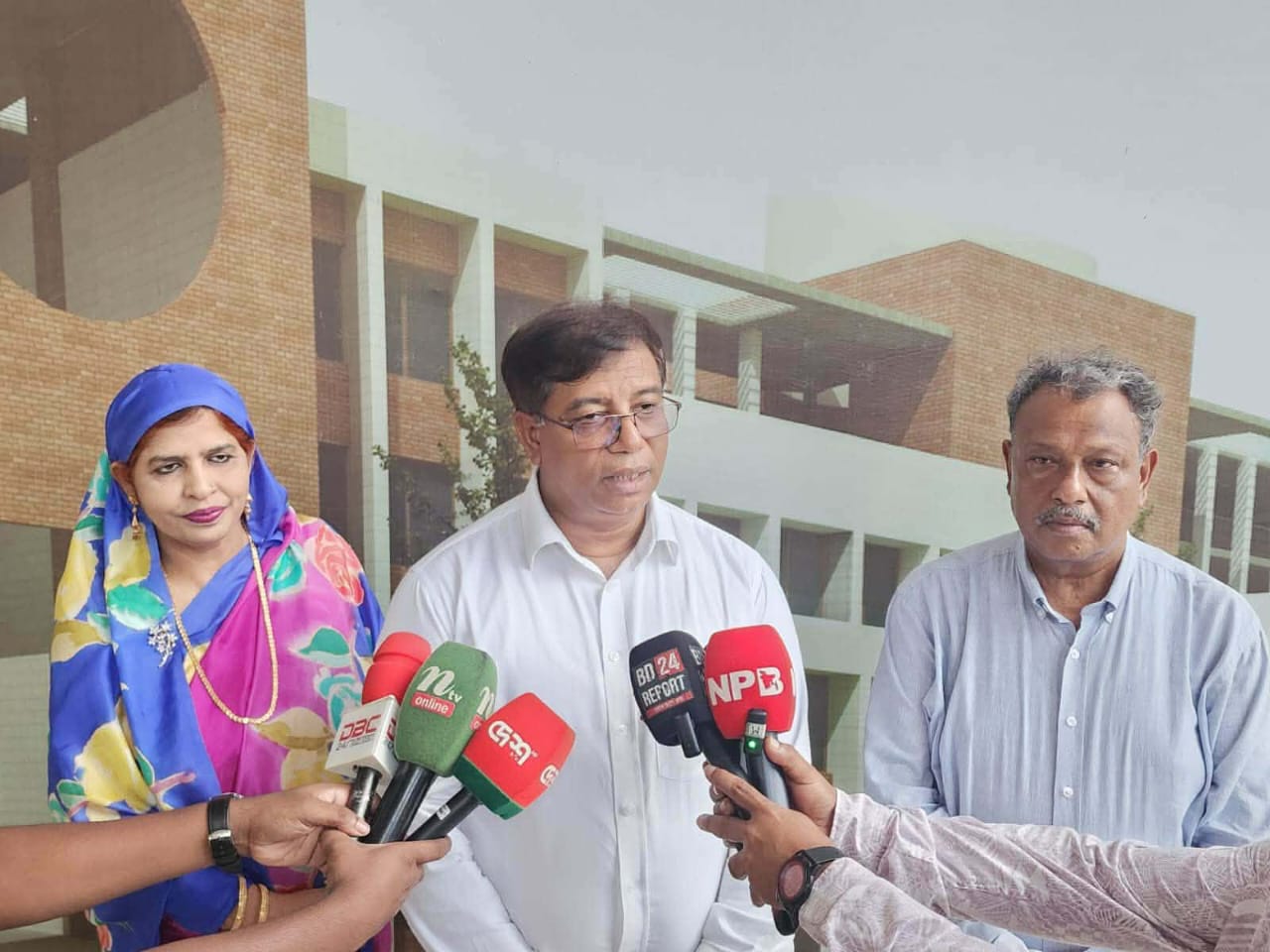 ঠাকুরগাঁওয়ে ইকো ইউনিভার্সিটি ও লোকায়ন জাদুঘর পরিদর্শন করলেন ইউজিসির চেয়ারম্যান
