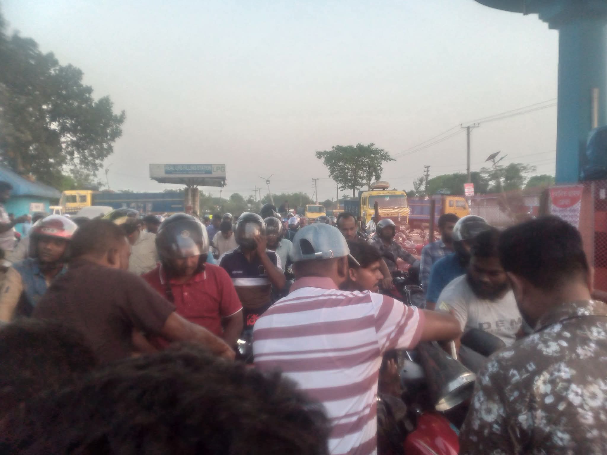 পার্বতীপুরে র‍্যাবের অভিযানে ১,২০০ লিটার অবৈধ পেট্রোল জব্দ, মালিককে জরিমানা