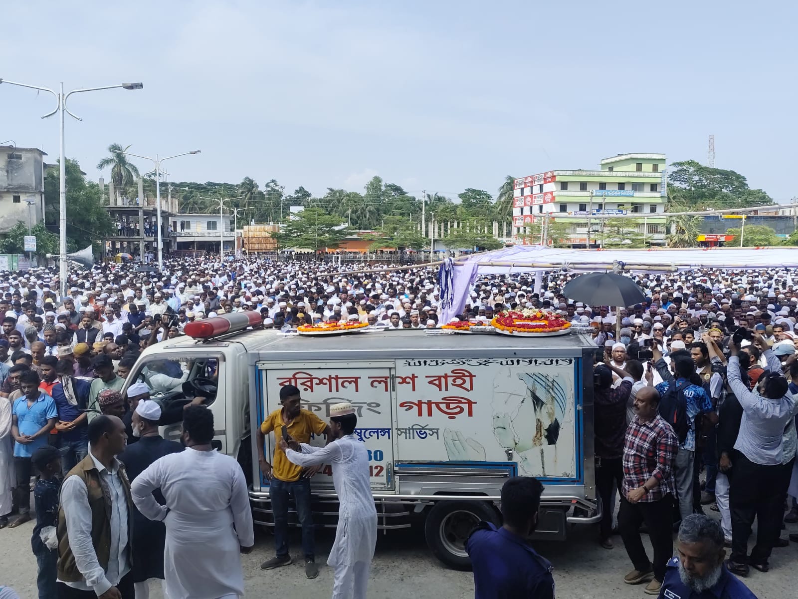 দুই দফা জানাজা শেষে বাবা মায়ের কবরের পাশে চিরনিদ্রায় সমাহিত হলেন তোফায়েল আহমেদ