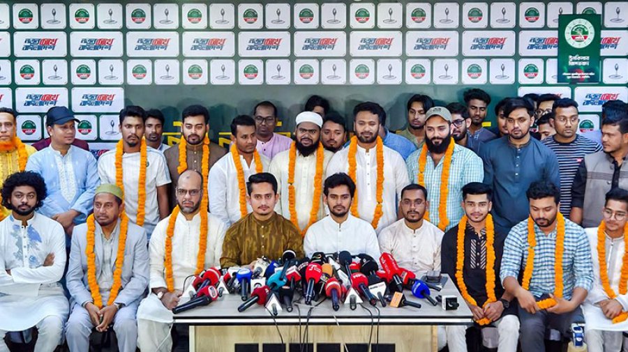 সব জায়গায় নিজেদের লোক বসিয়ে দিচ্ছে সরকার: আসিফ মাহমুদ