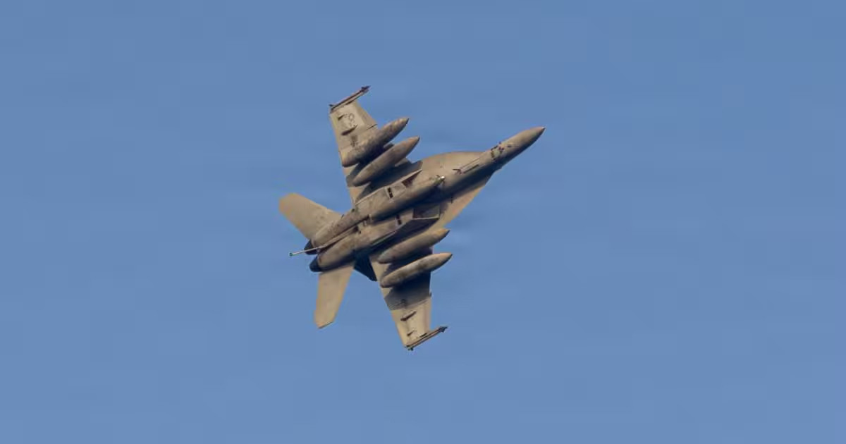 ইরানের আইআরজিসি দাবি করেছে চাবাহারে মার্কিন এফ-১৮ যুদ্ধবিমানে ক্ষেপণাস্ত্র হামলা