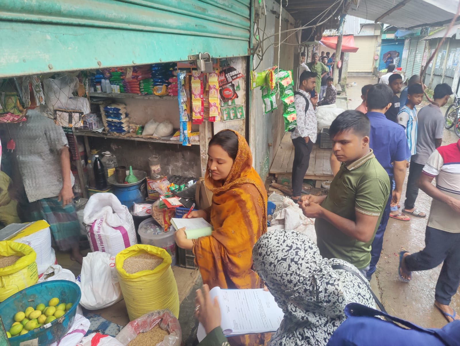 ঝালকাঠিতে ভোক্তা অধিকারের অভিযান, ৫ প্রতিষ্ঠানকে ১৮ হাজার টাকা জরিমানা