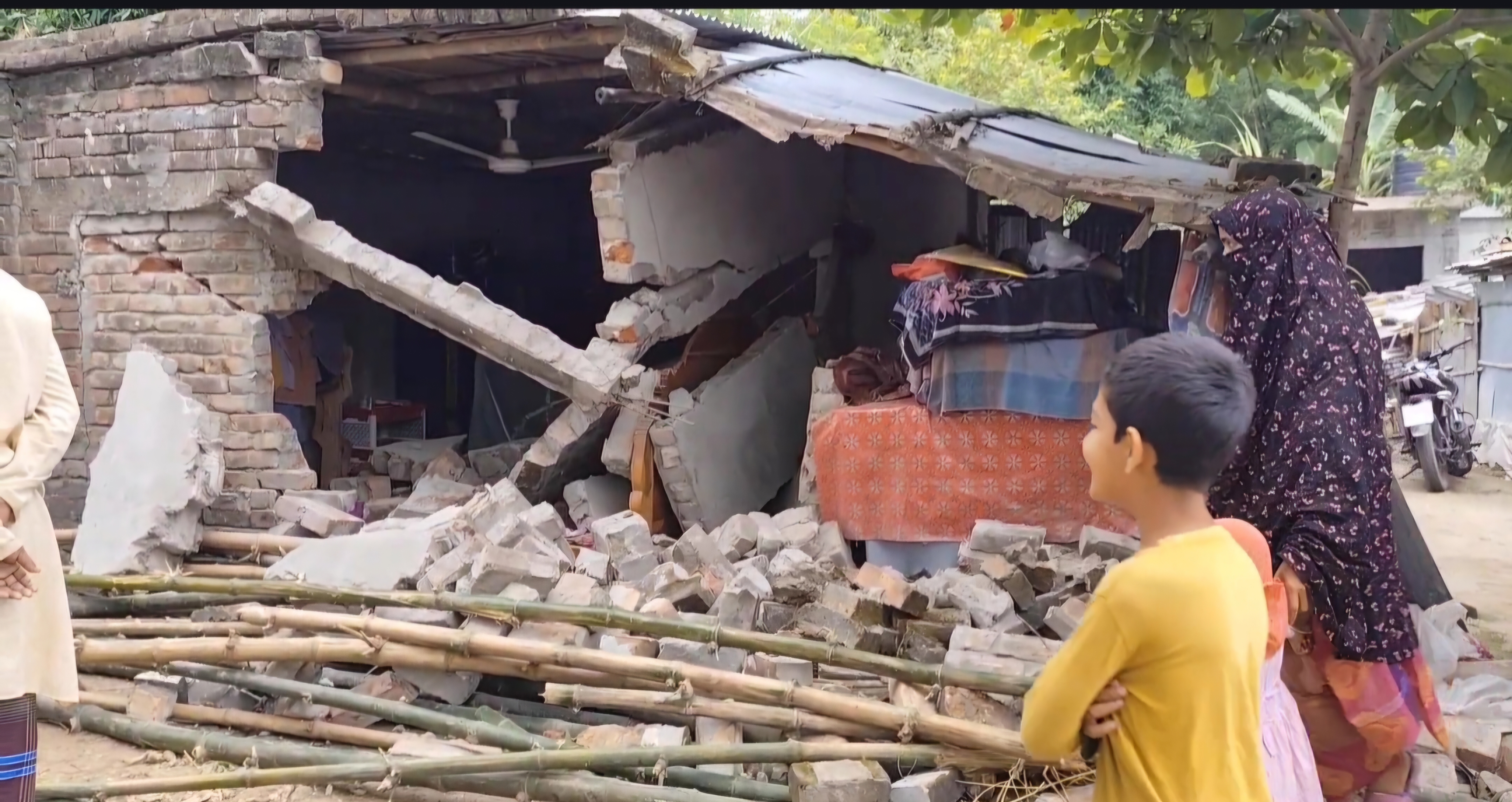 ঘুমন্ত মানুষের বাড়িঘরে ঢুকে পড়ল মাদকবহনকারী মাইক্রোবাস