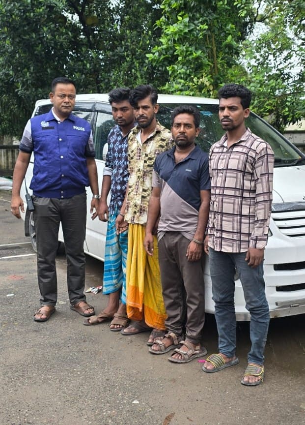 ডিবি পরিচয়ে অপহরণ ডাকাতি ও চাঁদাবাজি গ্রেফতার ৪ জন