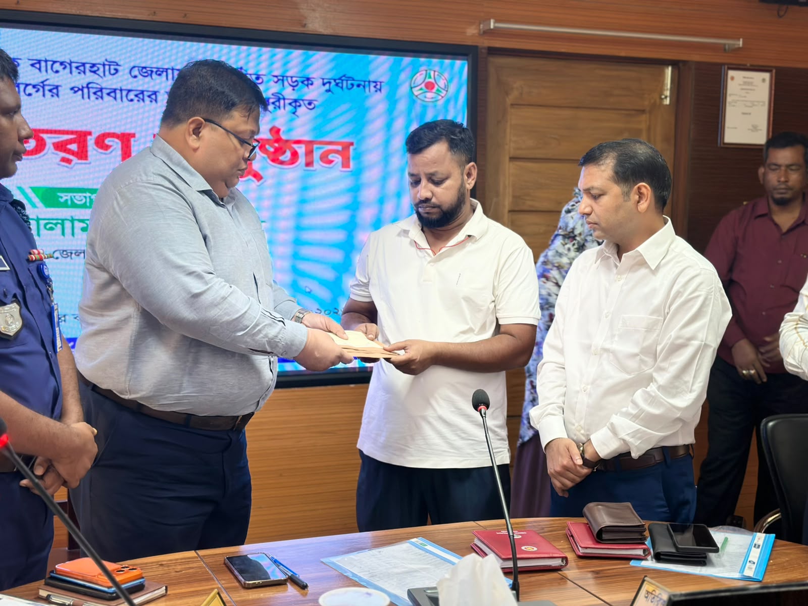 সড়ক দুর্ঘটনায় নিহত ও আহতদের পরিবারের মাঝে ক্ষতিপূরণের চেক বিতরণ