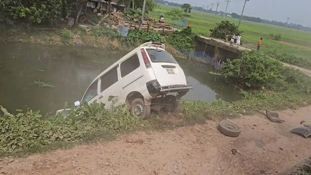 ব্রাহ্মণবাড়িয়ায় ট্রেনের ধাক্কায় মাইক্রোবাস খাদে