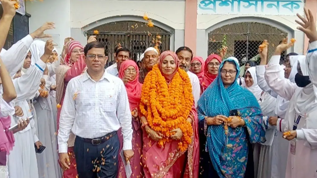 অশ্রুসজল নয়নে প্রিয় শিক্ষকের বর্ণিল বিদায়