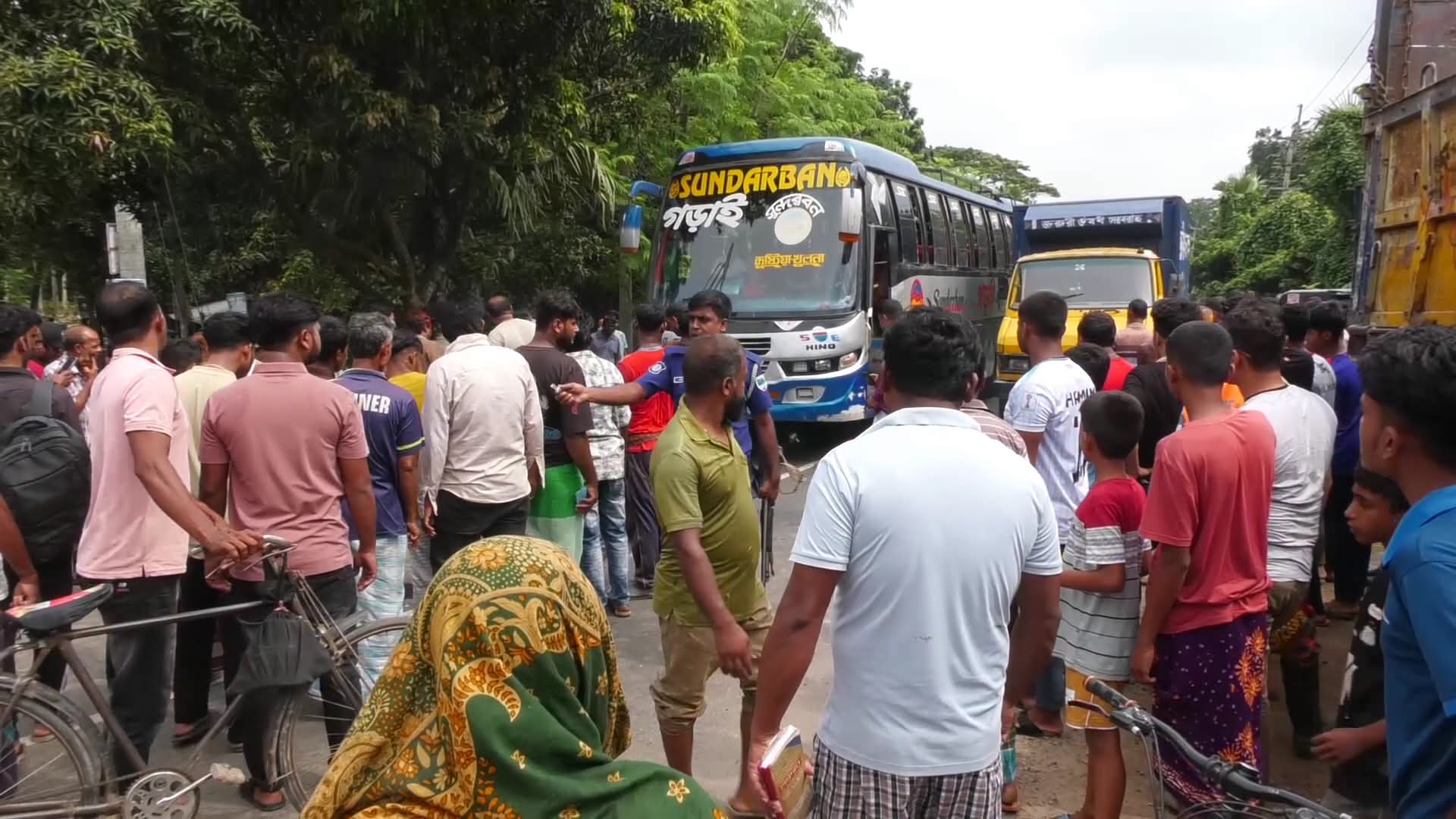 ঝিনাইদহে বাসচাপায় সেনাসদস্যের স্ত্রী নিহত, স্বামী হাসপাতালে