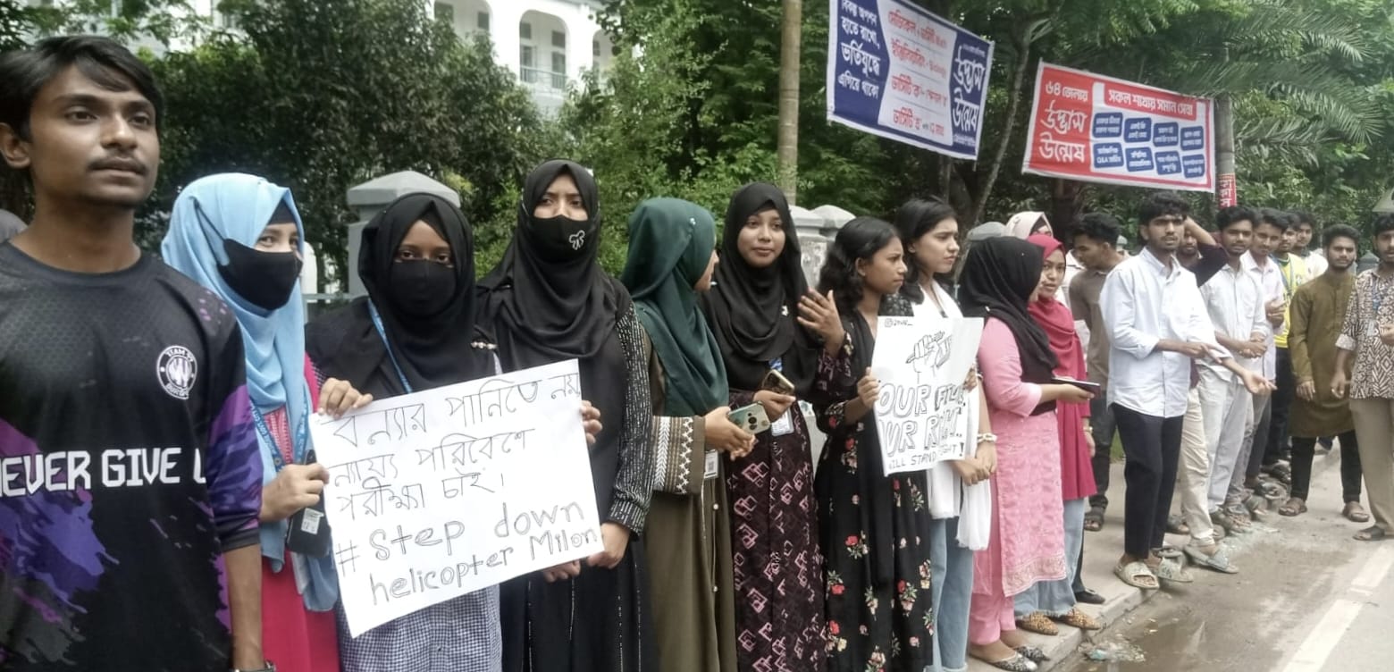 বন্যা পরিস্থিতির মধ্যে এইচএসসি পরীক্ষা গ্রহণের প্রতিবাদ ও শিক্ষামন্ত্রীর পদত্যাগ দাবিতে যশোরে শিক্ষার্থীদের বিক্ষোভ