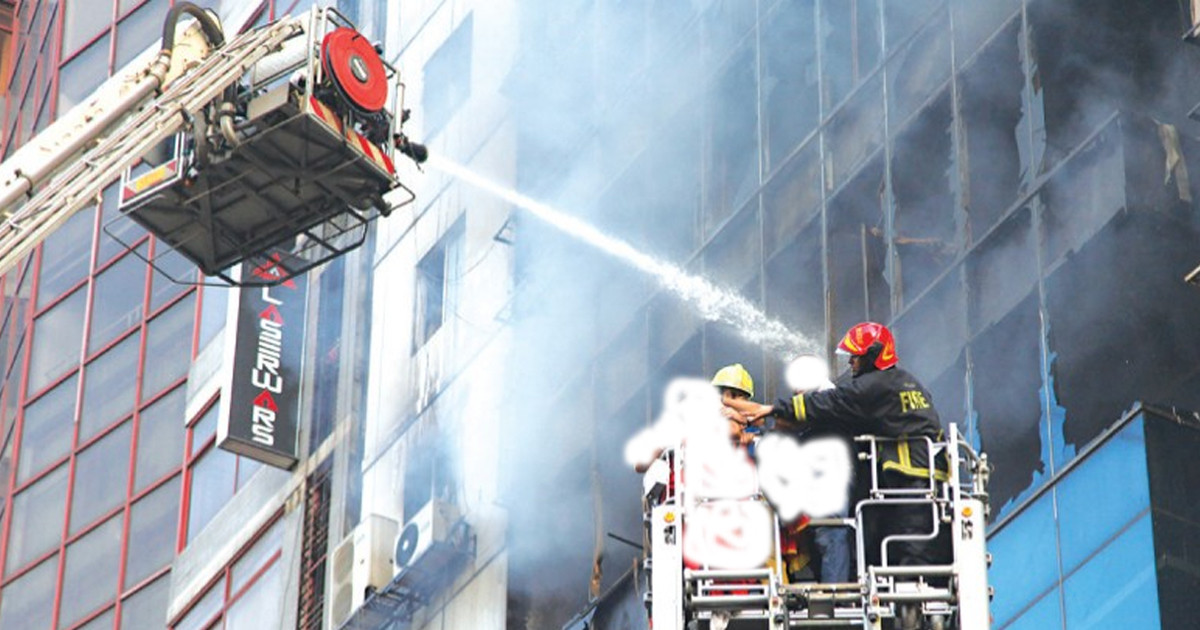 রাজধানীতে বহুতল ভবনের আগুন ২ ঘণ্টার চেষ্টায় নিয়ন্ত্রণে