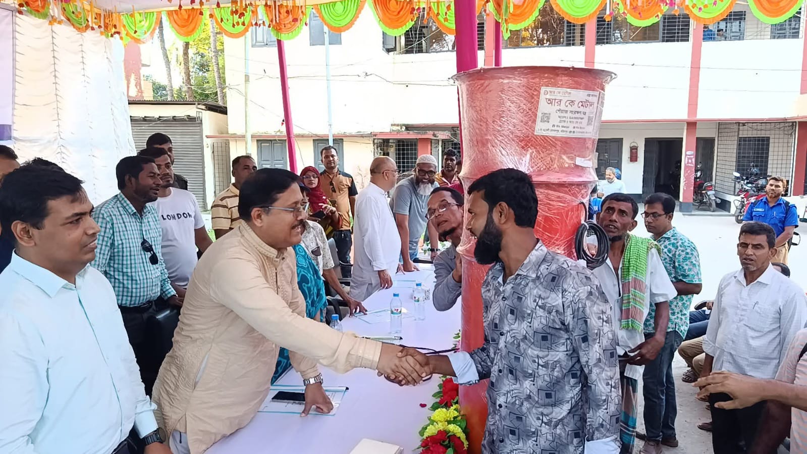 পেঁয়াজ সংরক্ষণ ও ডেঙ্গু প্রতিরোধে মেশিন বিতরণ করলেন এমপি মনোয়ার হোসেন
