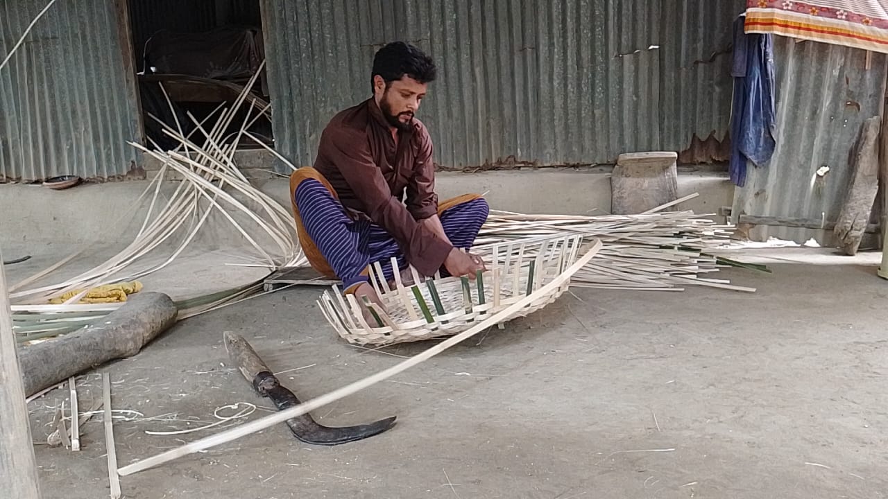 সোনারগাঁয়ের শতবর্ষী বাঁশশিল্পে এখন ভাটার টান