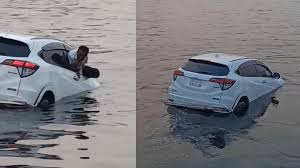 ফেরি থেকে প্রাইভেটকার শীতলক্ষ্যা নদীতে