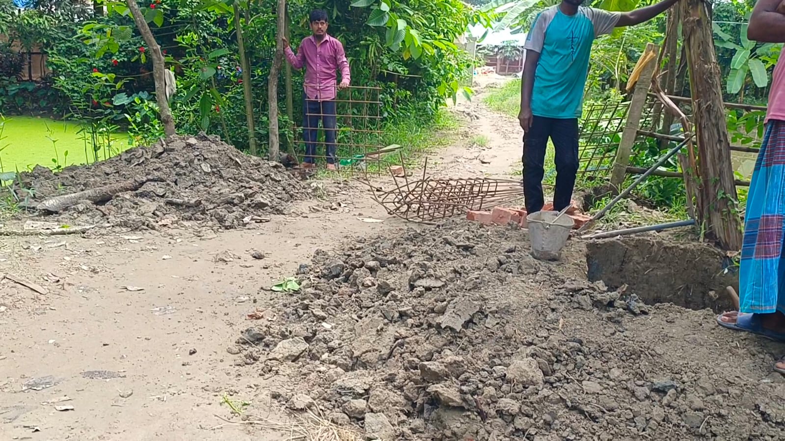 মীরসরাইয়ে রাস্তা দখল করে সীমানা প্রাচীর নির্মাণের অভিযোগ