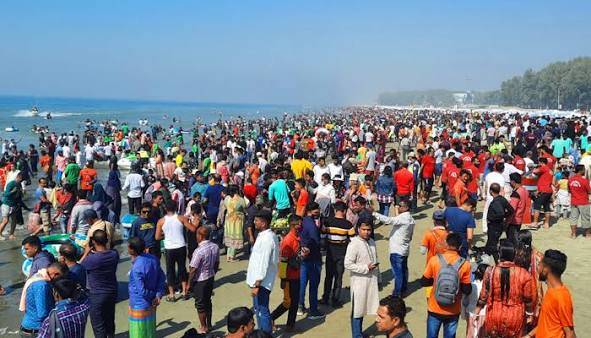 আবহাওয়ার উন্নতিতে কক্সবাজার সৈকতে পর্যটকের ঢল, তবু লাল পতাকা