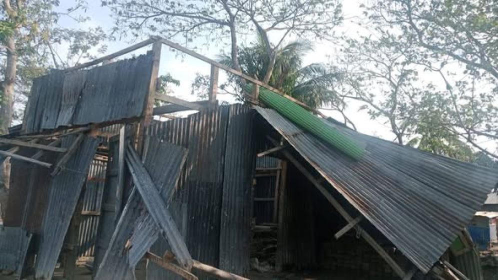 ঝড়ে লন্ডভন্ড বাড়িঘর, ঈদের আগে অর্ধশত পরিবারের দুর্ভোগ