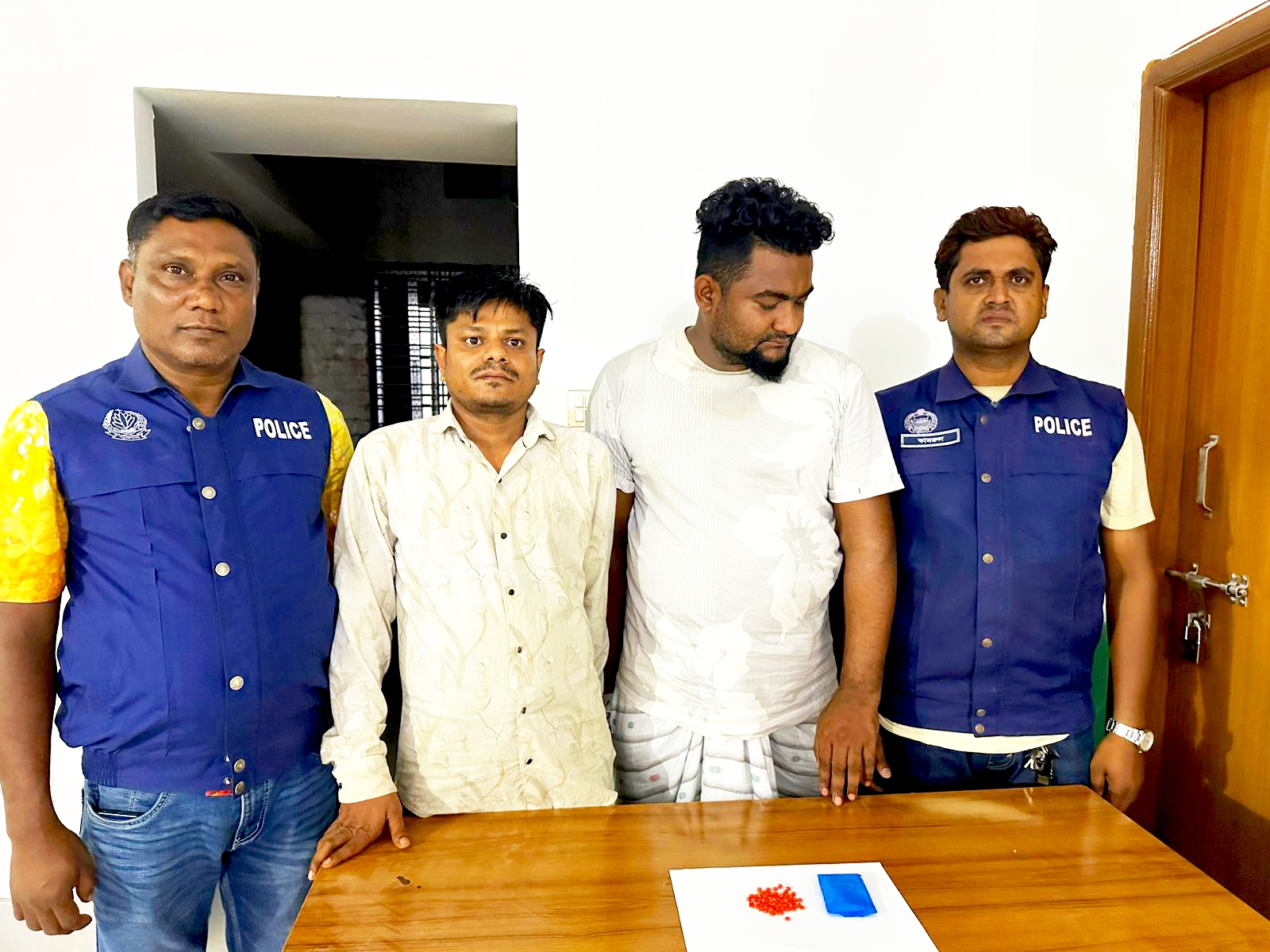 সোনারগাঁয়ে ইয়াবাসহ দুই মাদক কারবারি গ্রেফতার, অভিযানে উদ্ধার ৭০ পিস ইয়াবা