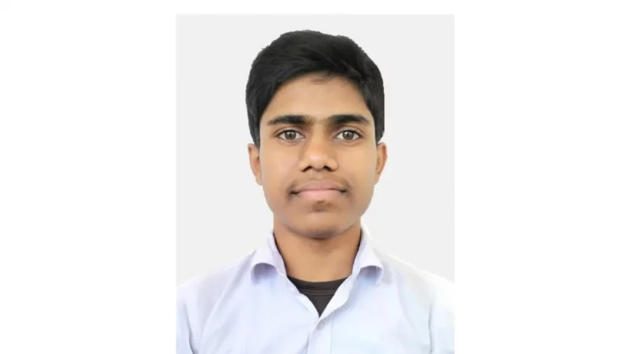 ভ্যানচালক বাবার স্বপ্ন বুকে, প্রশাসনিক কর্মকর্তা হতে চায় সাহাদত