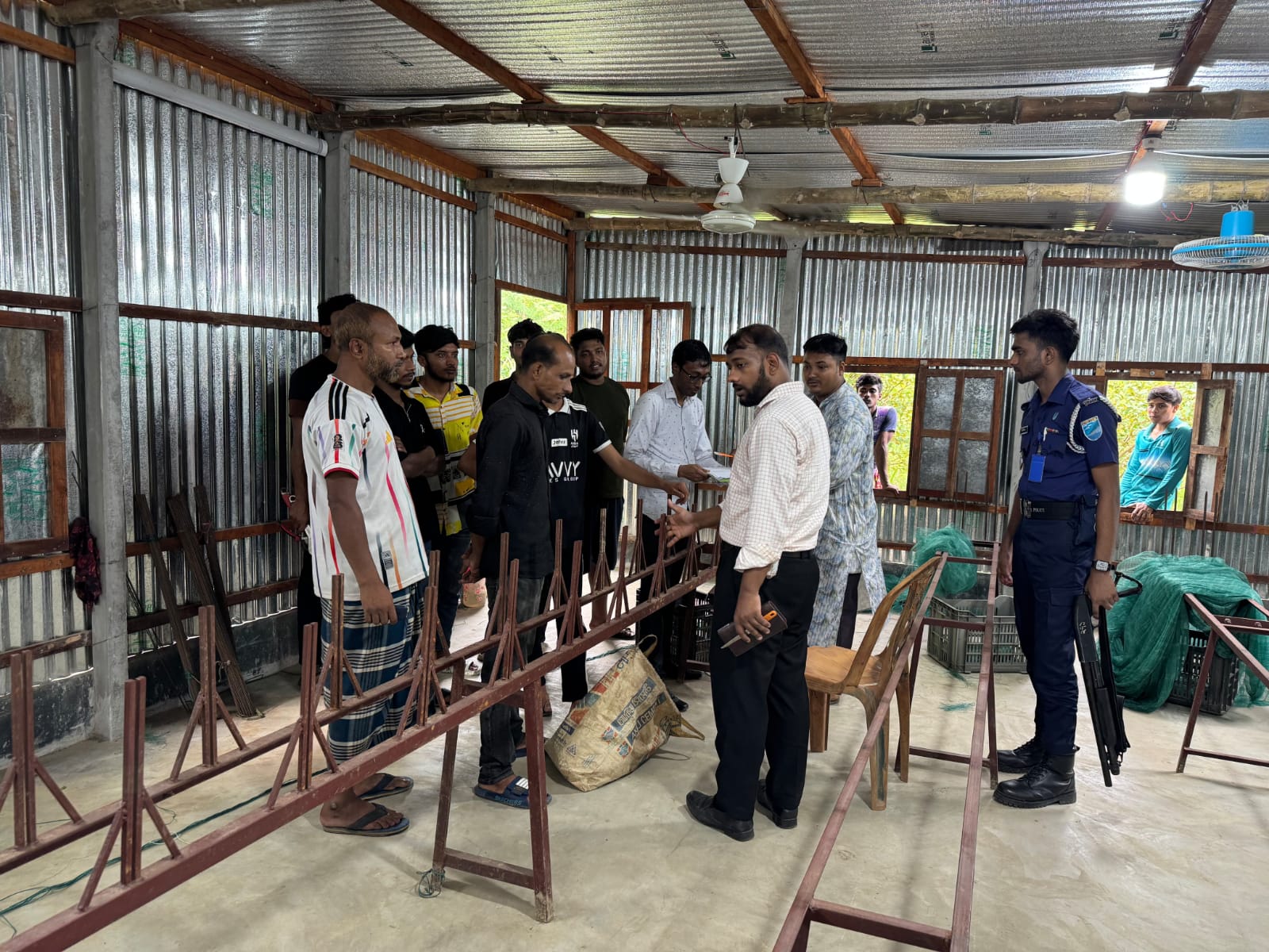 কালুখালীতে চায়না দুয়ারি জাল তৈরির কারখানায় অভিযান, ৪ লাখ টাকার সরঞ্জাম জব্দ