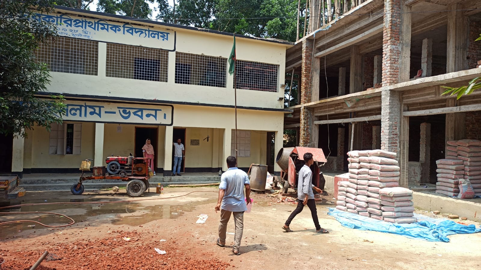 কুশুমপুর সরকারি প্রাথমিক বিদ্যালয়ে ঝুঁকিপূর্ণ নির্মাণকাজ, আতঙ্কে শিক্ষার্থী-অভিভাবক