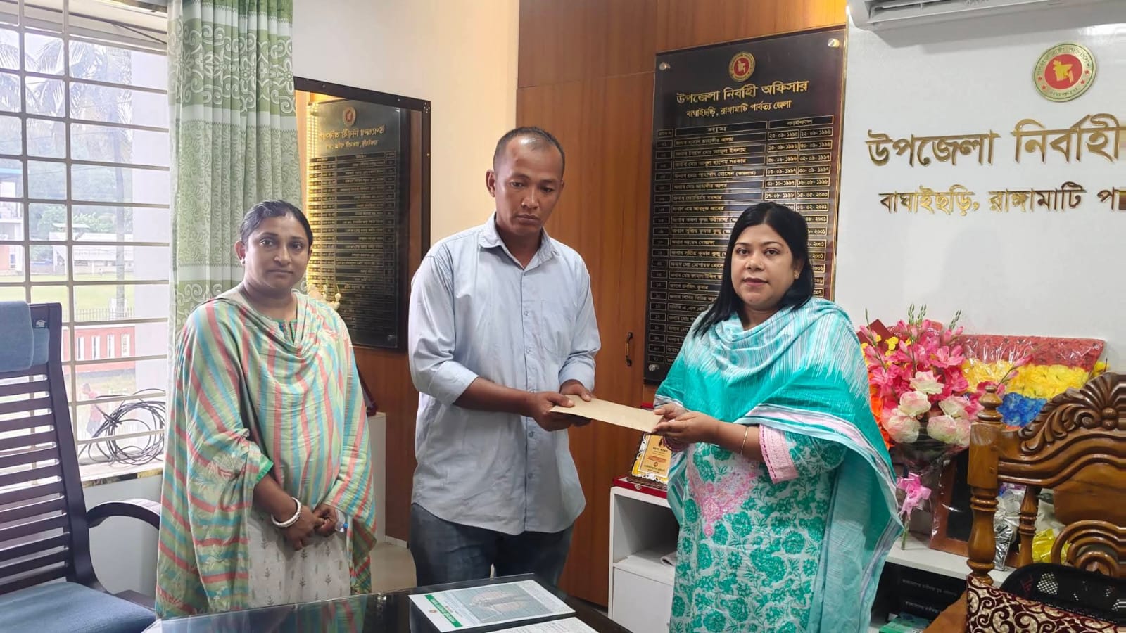 পাহাড় ধ্বসে নিহতের পরিবারকে ২৫হাজার টাকা আর্থিক সহায়তা প্রদান করেছে বাঘাইছড়ি উপজেলা প্রশাসন