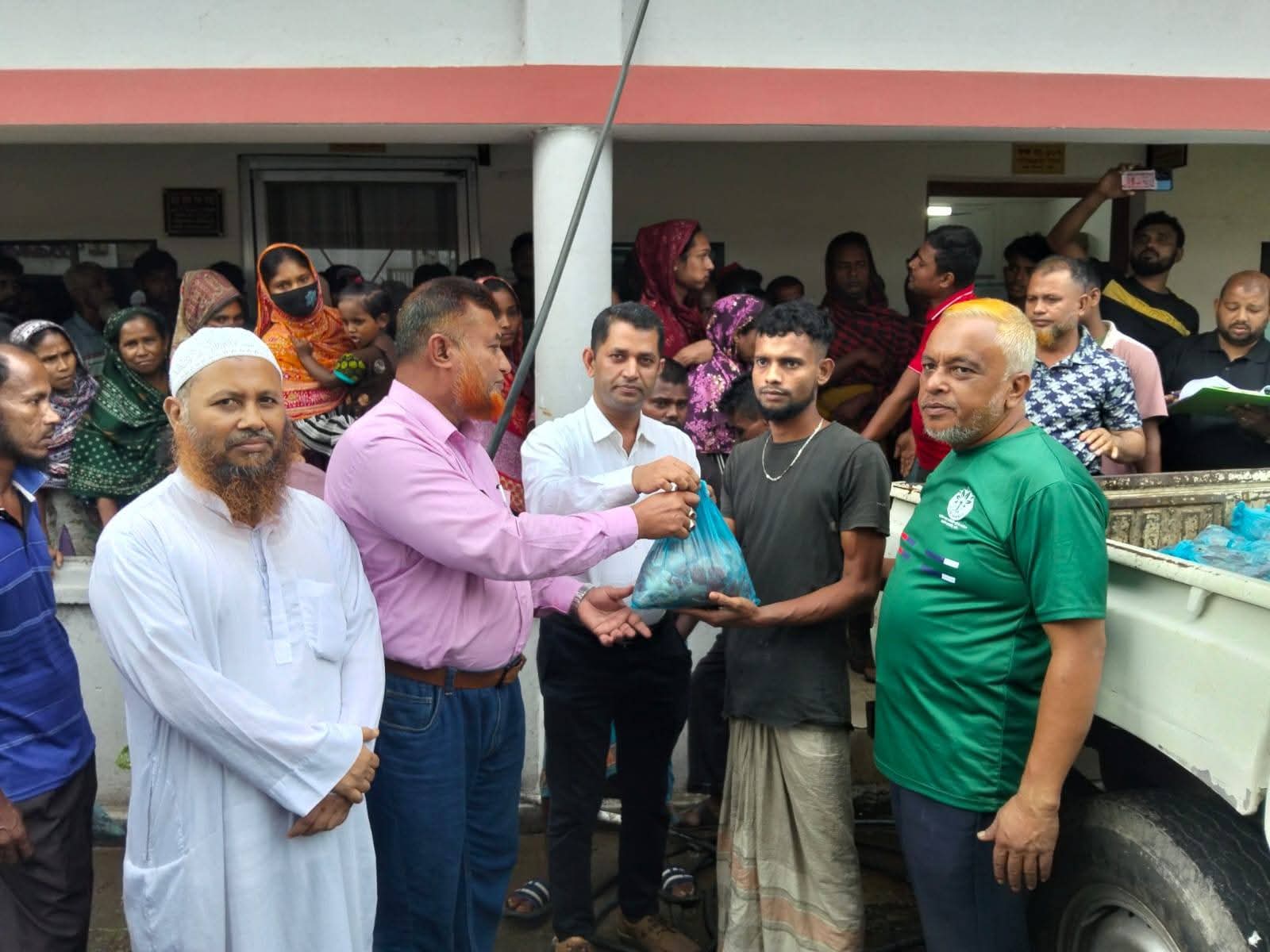 ফেনী পৌরসভার পরিচ্ছন্নতা কর্মীদের মাঝে মাংস বিতরণ