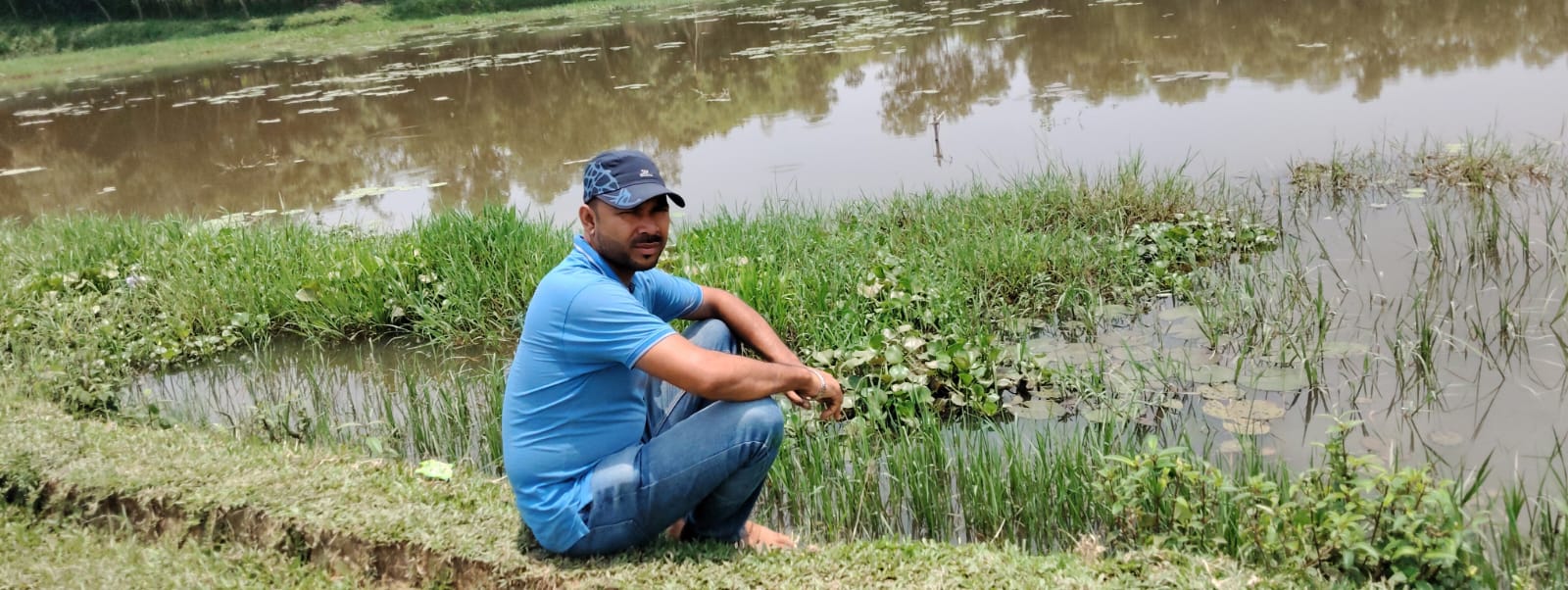 ছাতকে ৩৪ বিঘা অনাবাদী জমিতে মাছ চাষে বদলেছে রাসেলের ভাগ্য