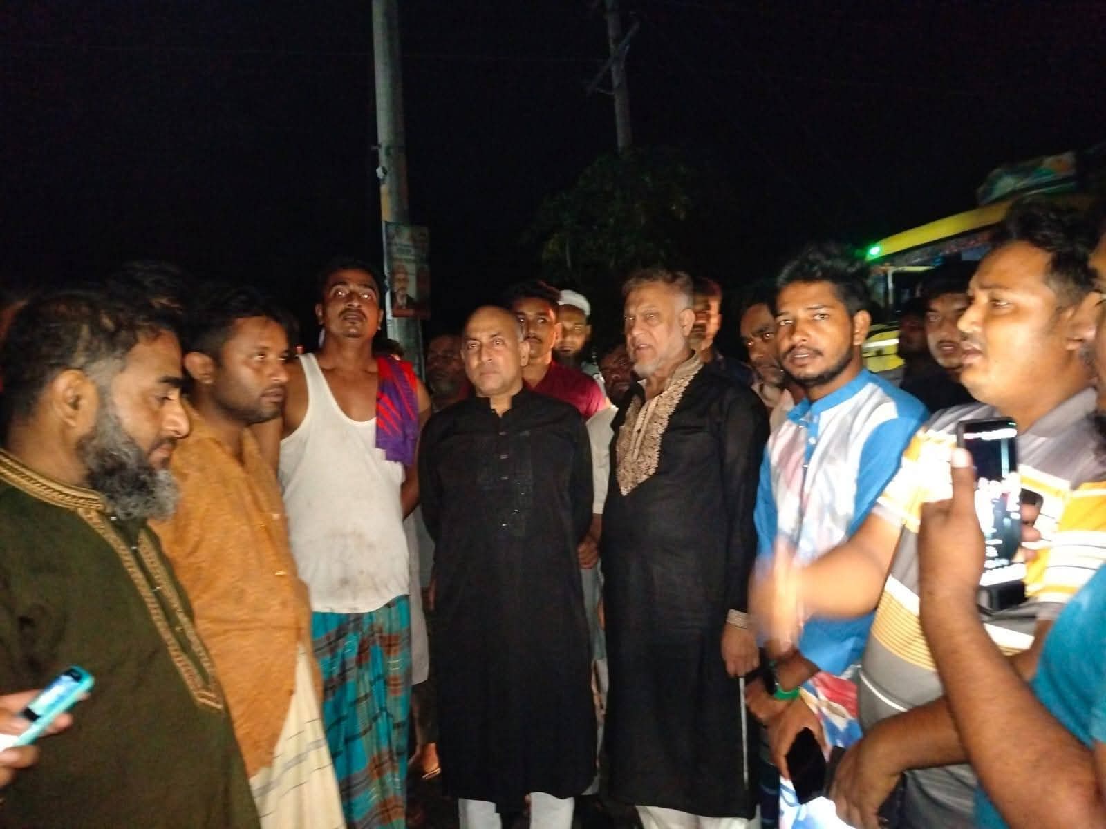 কালুখালীতে আগুনে পুড়ল দুই দোকান,  খবর পেয়েই ছুটলেন এমপি হারুন