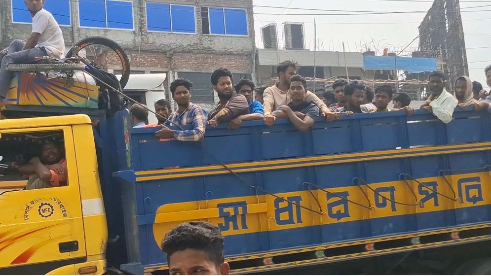 মহাসড়কে যানবাহনের চাপ দ্বিগুণ: বাস না পেয়ে ট্রাক-পিকআপে ঝুঁকি নিয়ে ফিরছে মানুষ