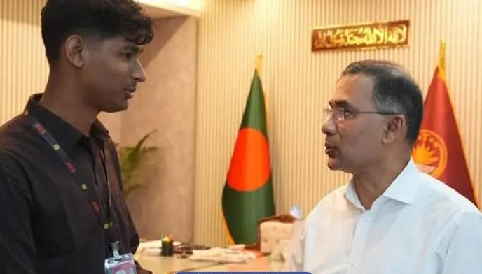 পচা সবজি থেকে ‘সবুজ পলিথিন’, কলাগাছে টাইলস-ঢেউটিন: প্রধানমন্ত্রীর প্রশংসায় শ্রীমঙ্গলের তরুণ উদ্ভাবক