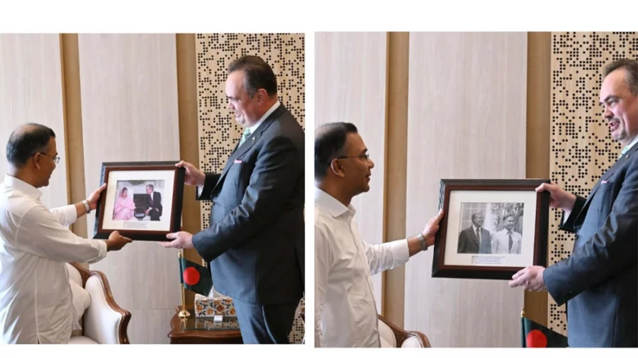 মার্কিন রাষ্ট্রদূত প্রধানমন্ত্রীর কাছে শহীদ জিয়া ও খালেদা জিয়ার ছবি উপহার দিলেন