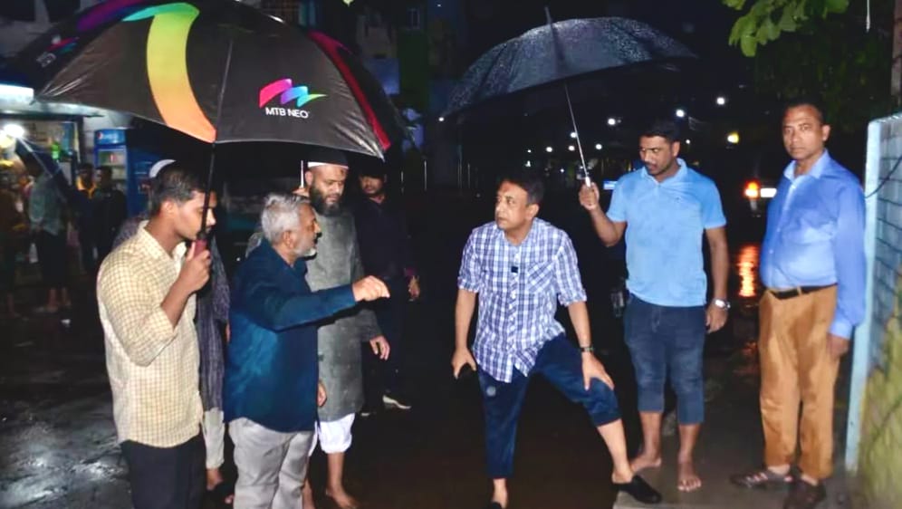 বৃষ্টিতে বিপর্যস্ত বগুড়া, মাঠে সিটি প্রশাসক