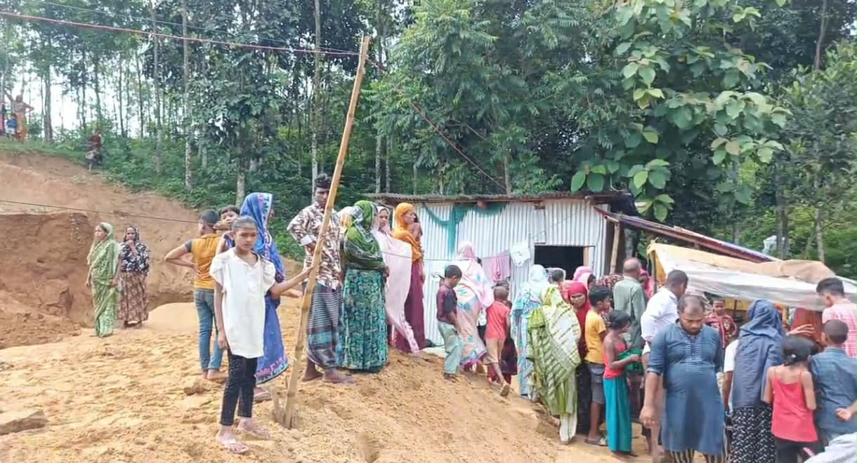 মীরসরাইয়ে পাহাড়ের মাটির স্তূপে চাপা পড়ে কিশোর নিহত