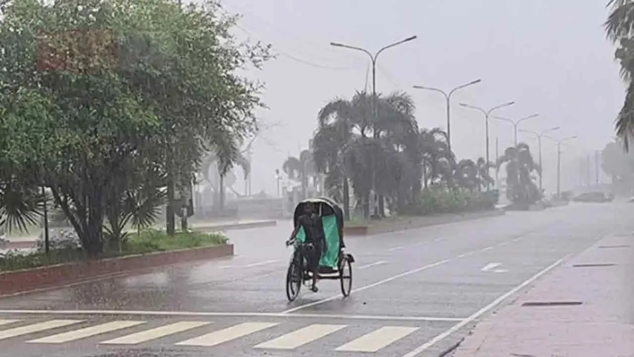 ঢাকায় হালকা বৃষ্টির সম্ভাবনা, বাড়তে পারে গরম