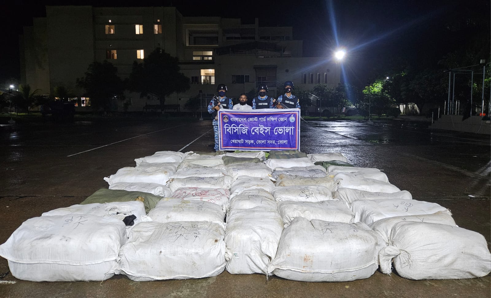 ভোলায় নিষিদ্ধ পলিথিন ও কারেন্ট জাল জব্দ করেছে কোস্ট গার্ড