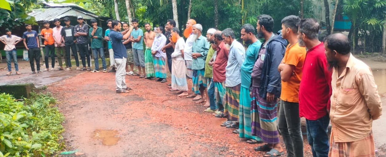 ঠিকাদারের মৃত্যুর পর সড়ক সংস্কার বন্ধ, কাজ শুরুর দাবিতে মানববন্ধন