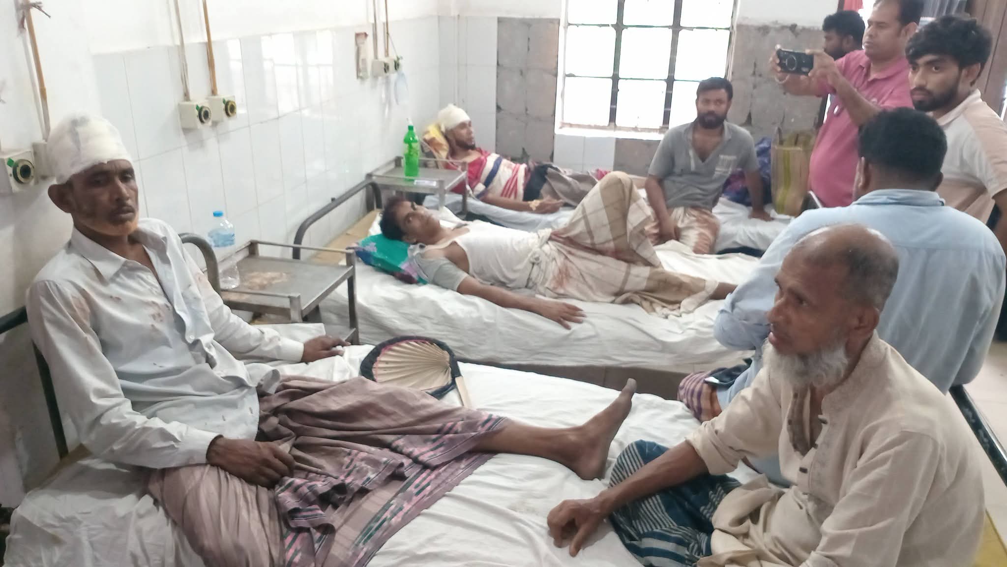 নড়াইলে মসজিদের চাউল আদায়ের বিরোধে দু'গ্রুপের সংঘর্ষ, আহত ১২