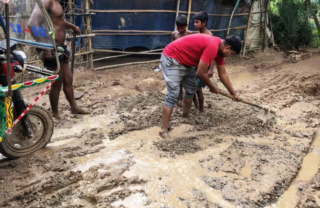 সিংড়ায় বেহাল রাস্তা দেখে নিজ উদ্যোগে মেরামতে এগিয়ে এলেন শাহ-আলম