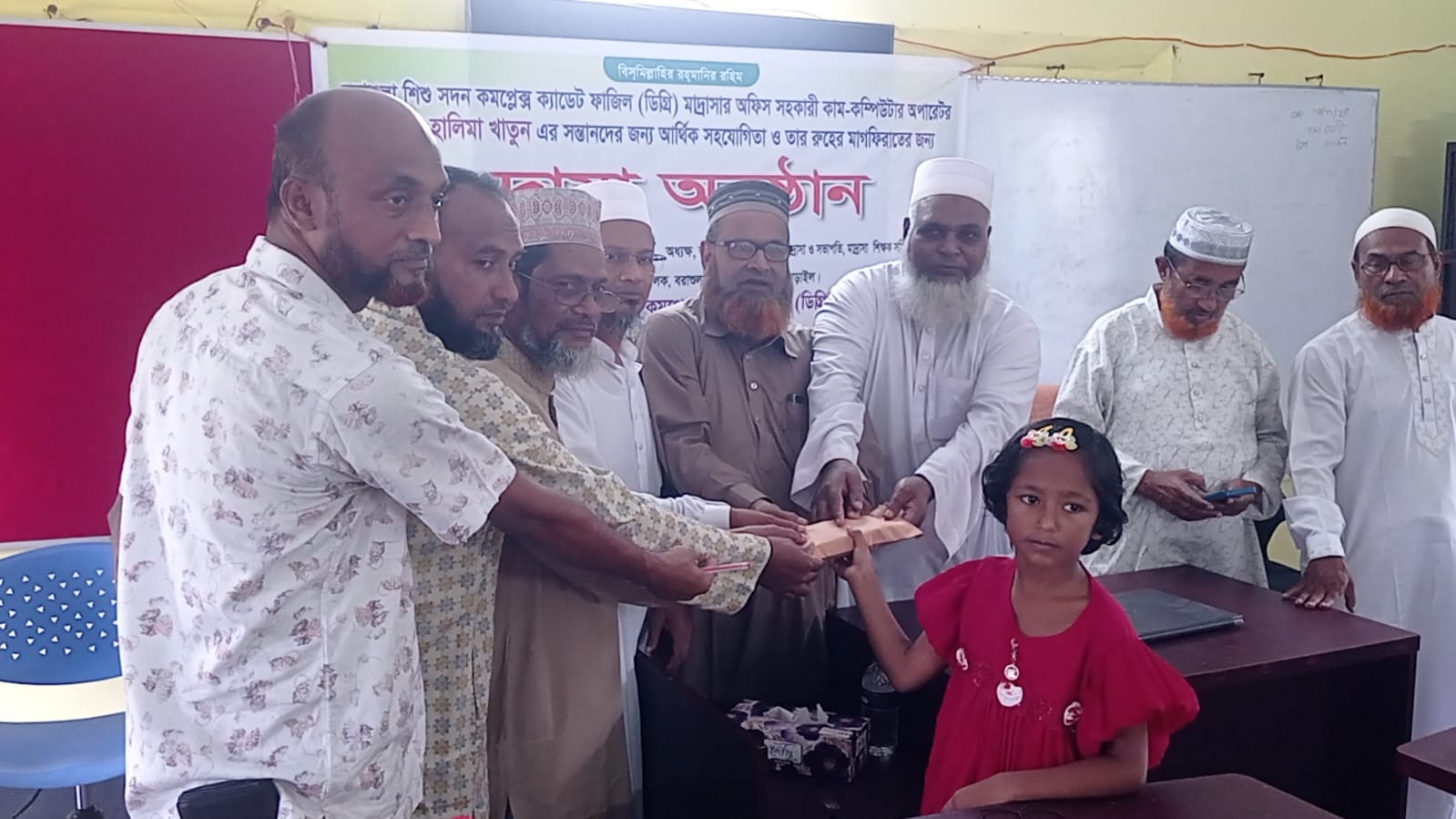 নড়াইলে কর্মরত অবস্থায় মৃত্যুবরণকারীর পরিবারকে আর্থিক সহযোগিতা প্রদান